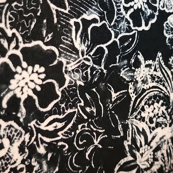 Chico's Travelers Women's Black Floral Asymmetrical Blouse Size 1 (8)Medium - Picture 3 of 7